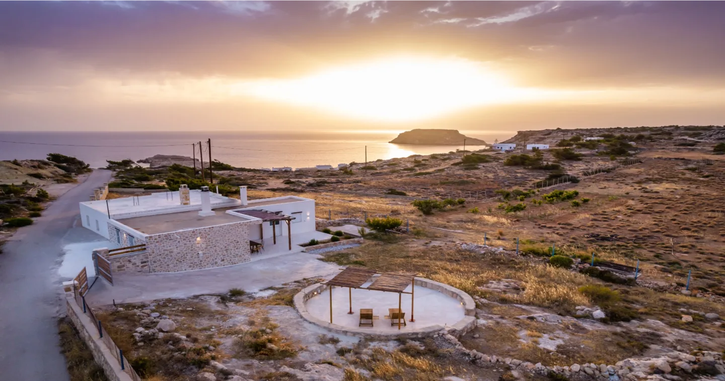 Ηλιοβασίλεμα πάνω από το Sea La Vue και την ακτή του Λευκού Καρπάθου
