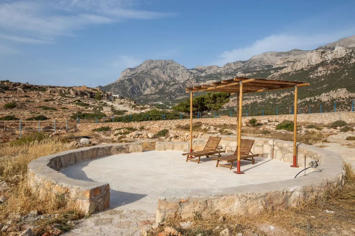 Θέα στα βουνά από την αυλή του Sea La Vue στον Λευκό Καρπάθου